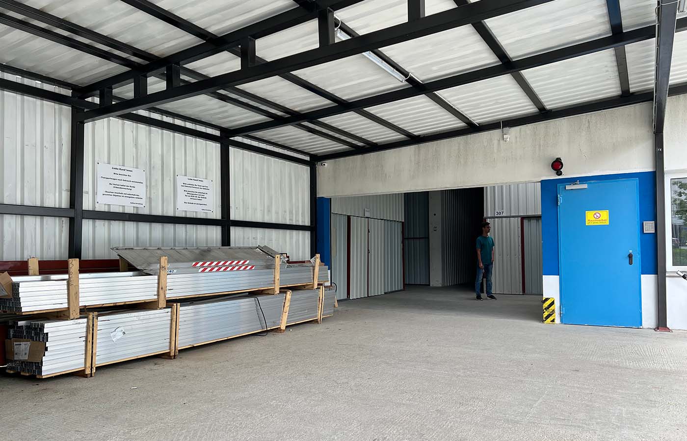 Eingangsbereich mit Laderampe und direktem ebenerdigen Zugang zu den Lager-Boxen Eingangsbereich mit Laderampe und direktem ebenerdigen Zugang zu den Lager-Boxen