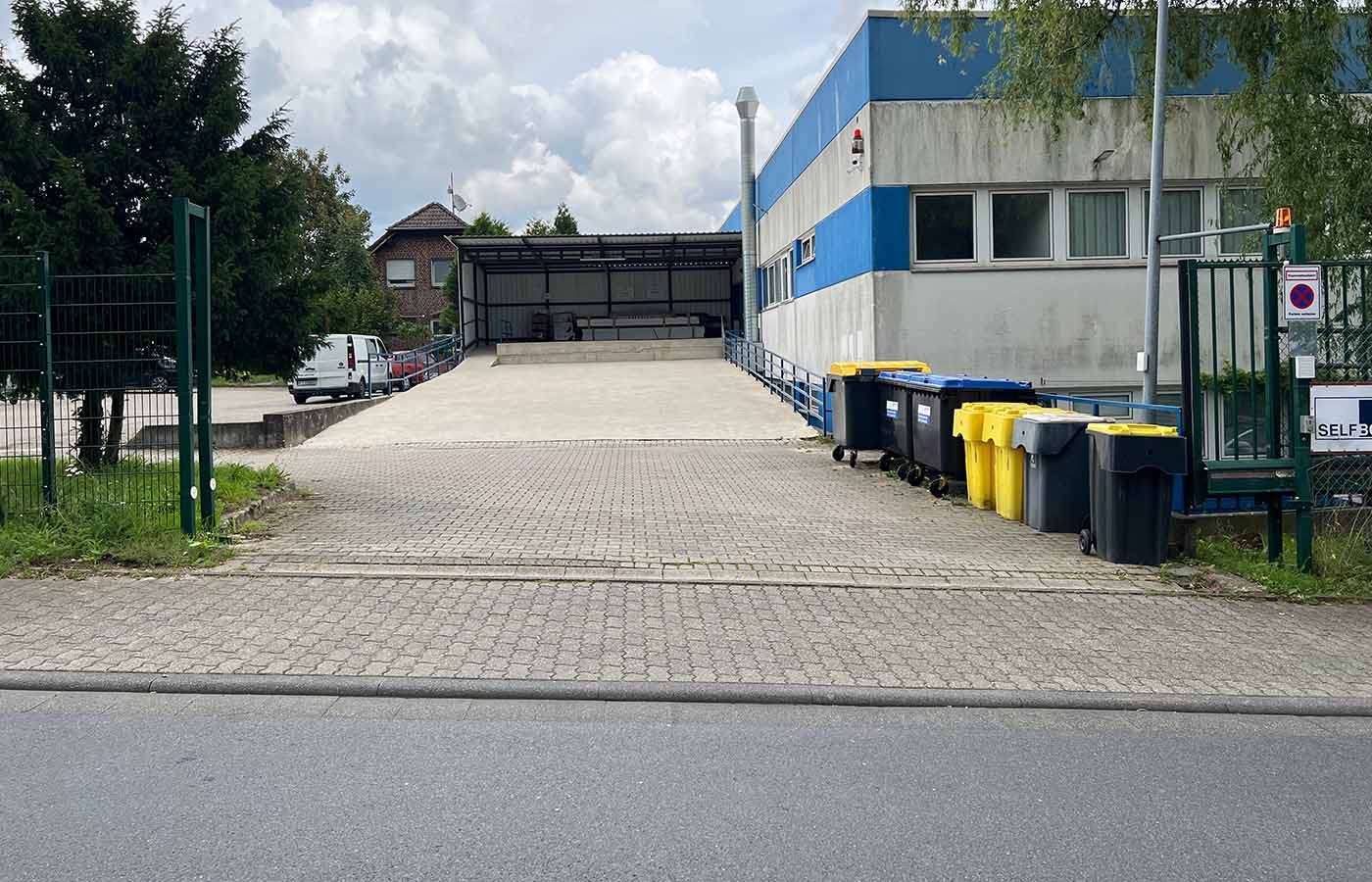 Zufahrt zur oberen Ebene mit Laderampe Zufahrt zur oberen Ebene mit Laderampe