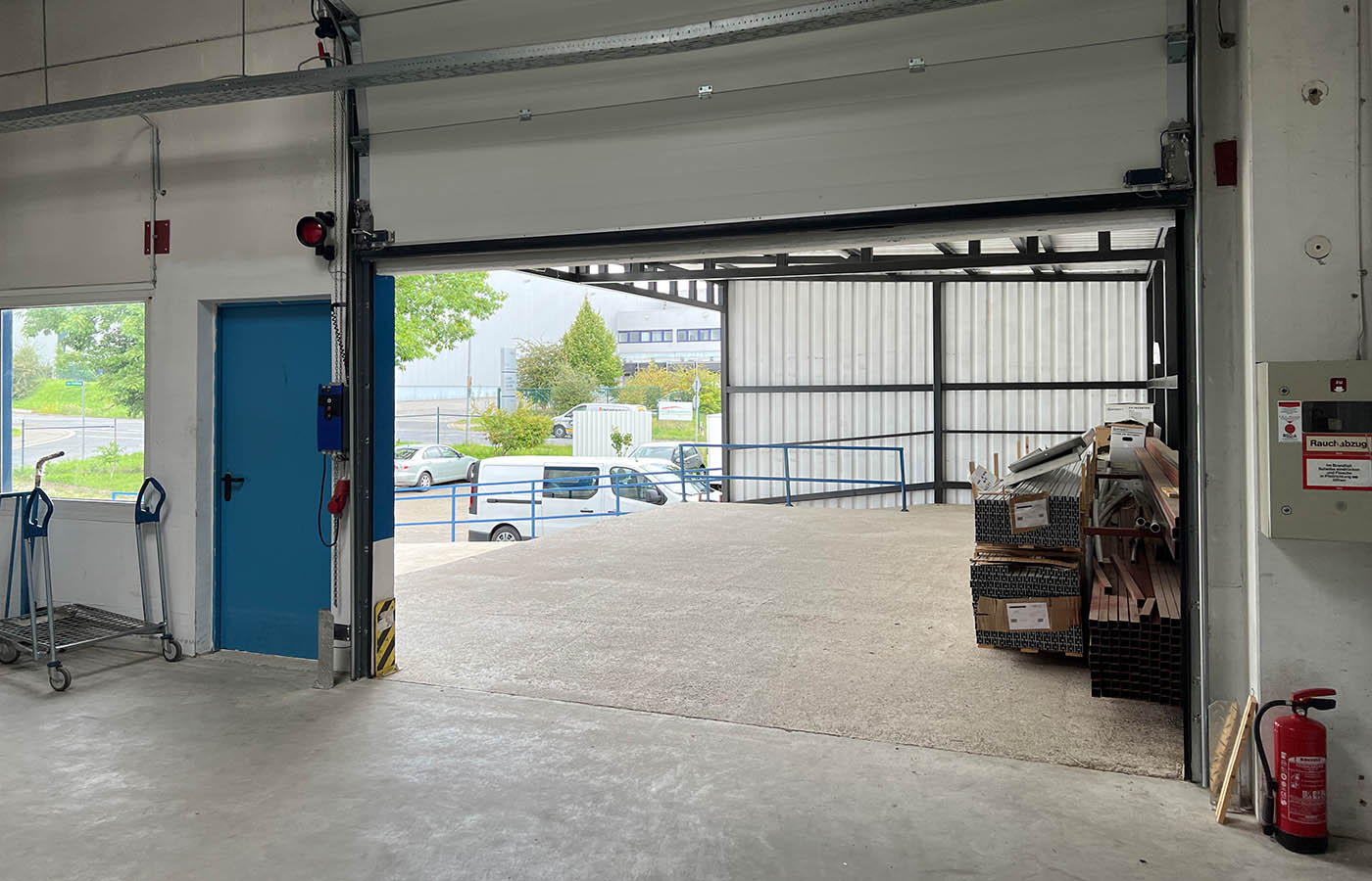 Innenansicht Eingangsbereich obere Ebene mit Transporthilfen Innenansicht Eingangsbereich obere Ebene mit Transporthilfen