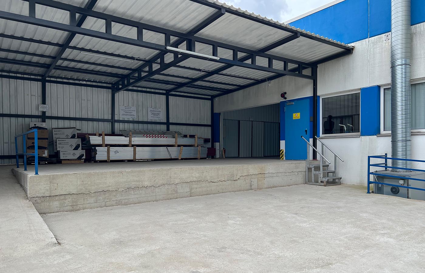 Zugang zu der oberen Boxenebene mit Laderampe und Ablage Zugang zu der oberen Boxenebene mit Laderampe und Ablage